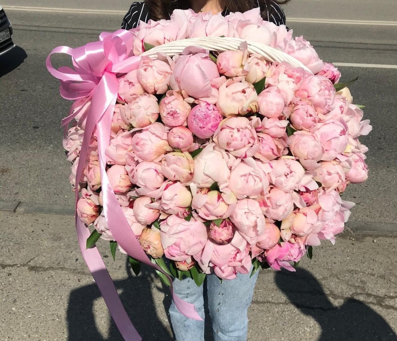 101 пион в корзине