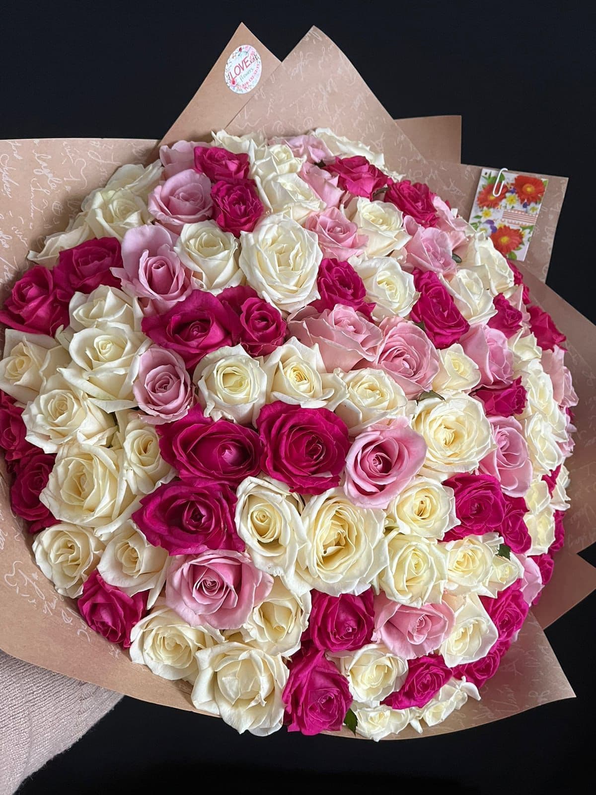 101 роза бело-розовый микс — фото 1 — купить в Краснодаре