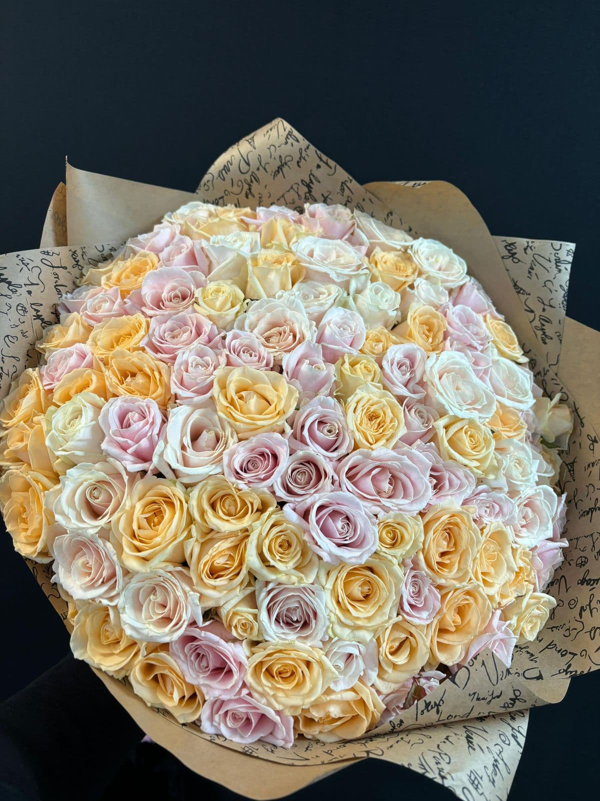 101 роза нежный микс