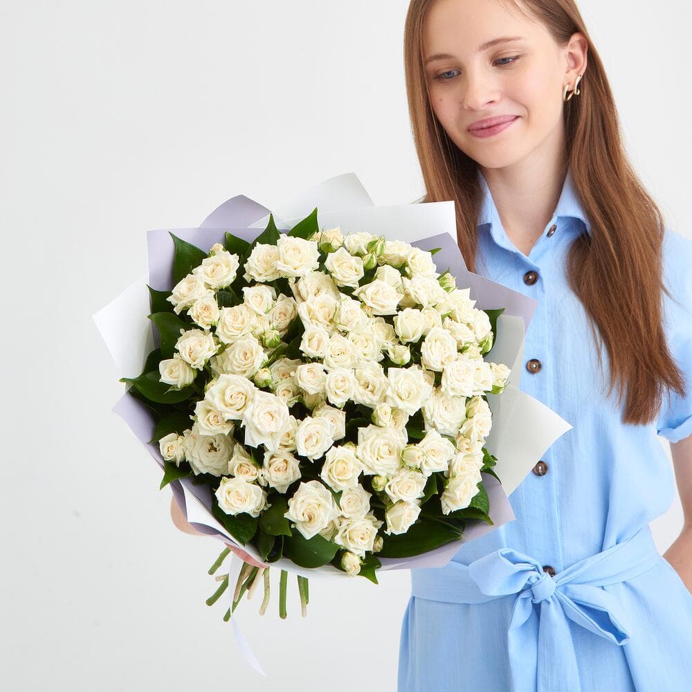 11 белых кустовых роз — фото 1 — купить в Волгограде