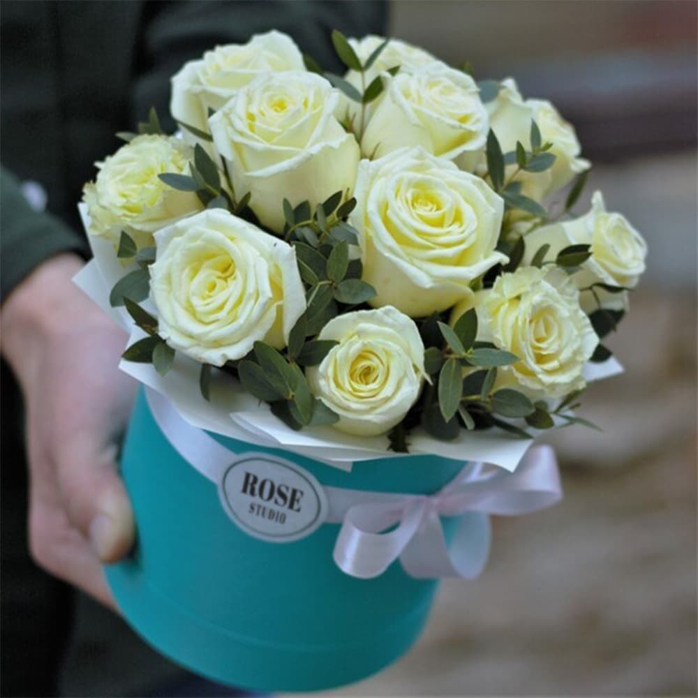 11 белых роз в шляпной коробке