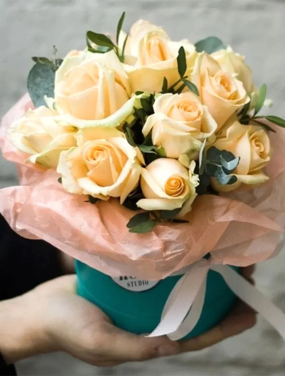 11 персиковых роз в шляпной коробке