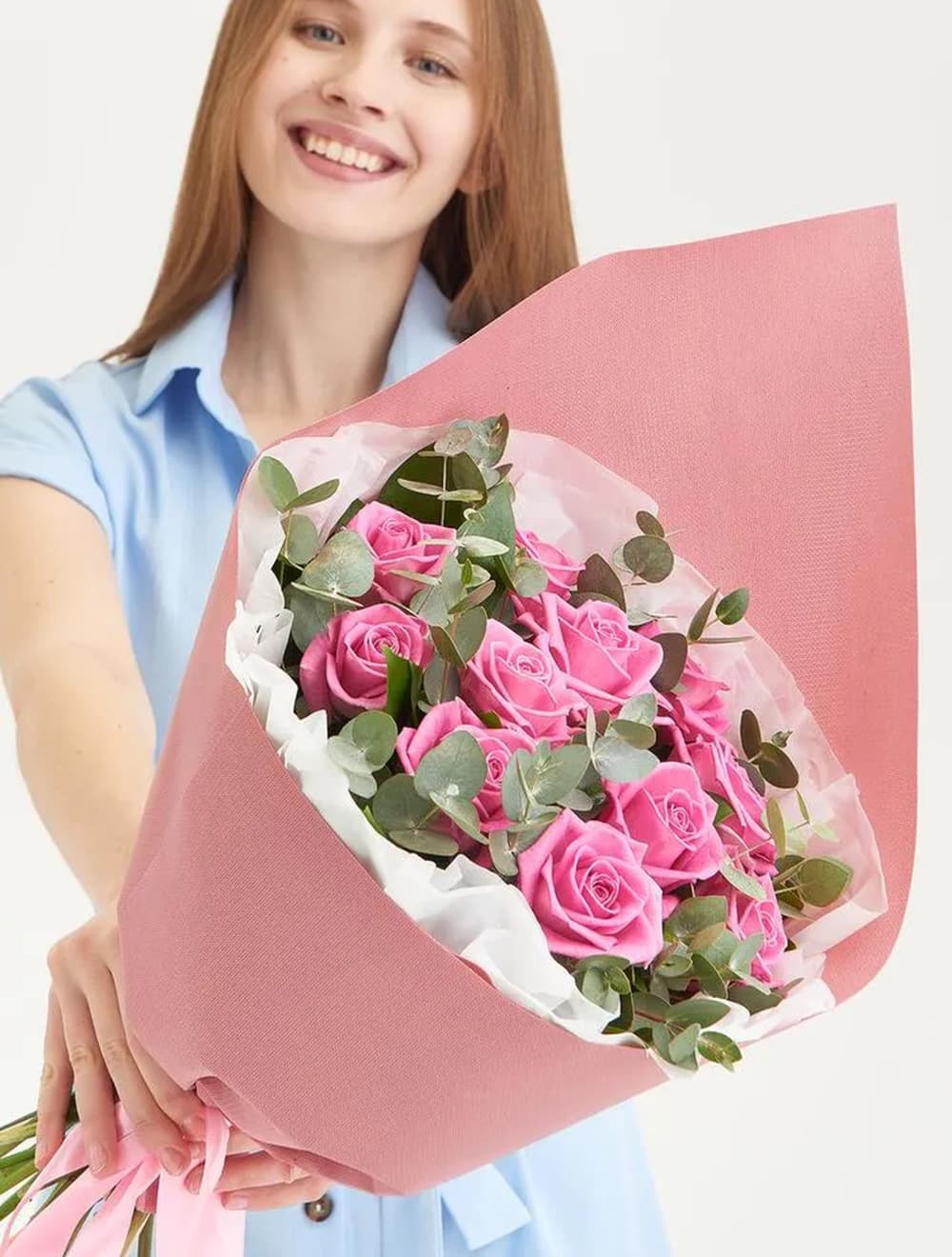 11 розовых роз с эвкалиптом — фото 1 — купить в Сочи