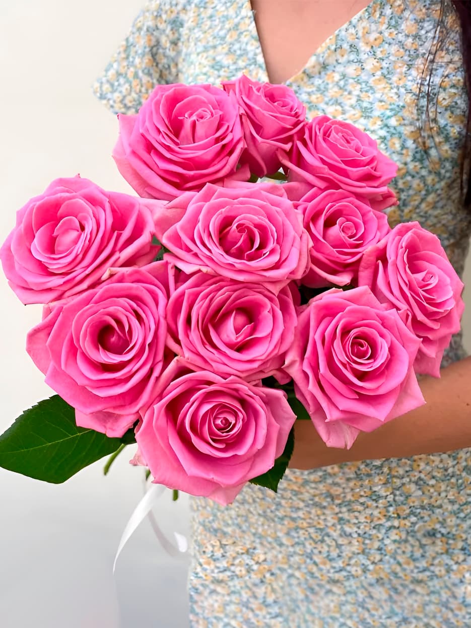 11 розовых роз