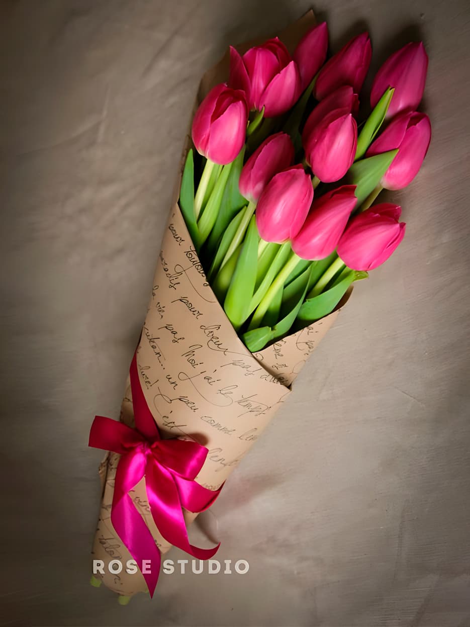 11 розовых тюльпанов в крафте