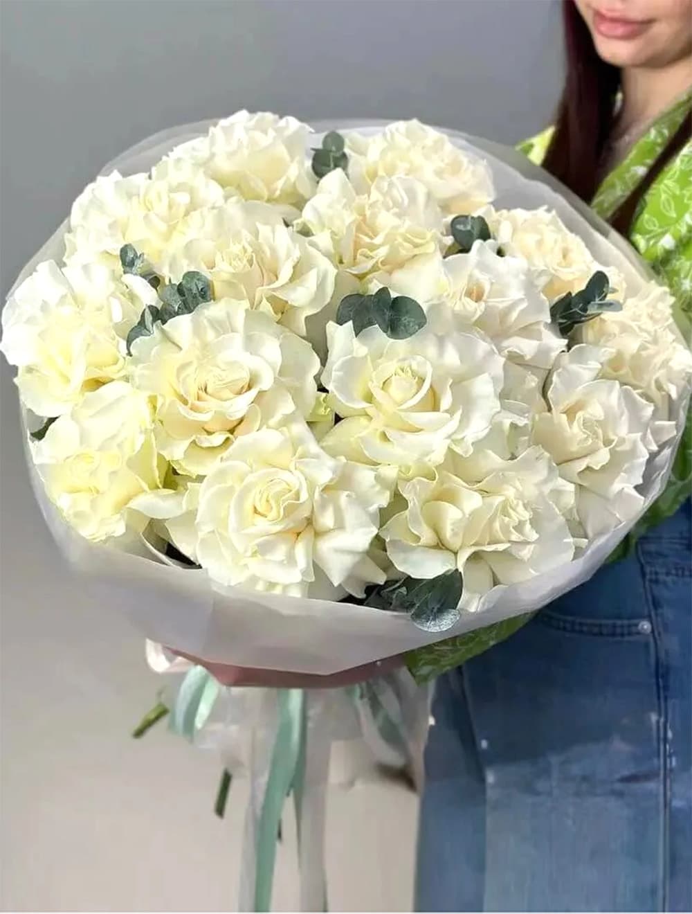 15 белых французских роз с эвкалиптом — купить в Сочи