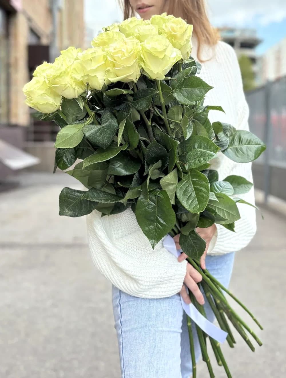 15 белых голландских роз 80 см — фото 1 — купить в Краснодаре