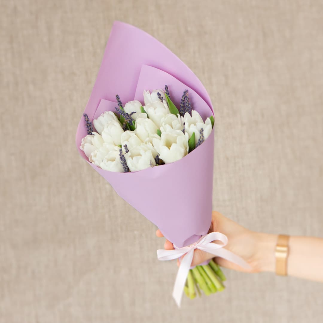 15 белых тюльпанов с лавандой (цвет на выбор)