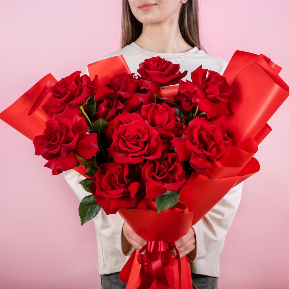 15 французских роз с эвкалиптом (цвет на выбор) — фото 1 — купить в Сочи