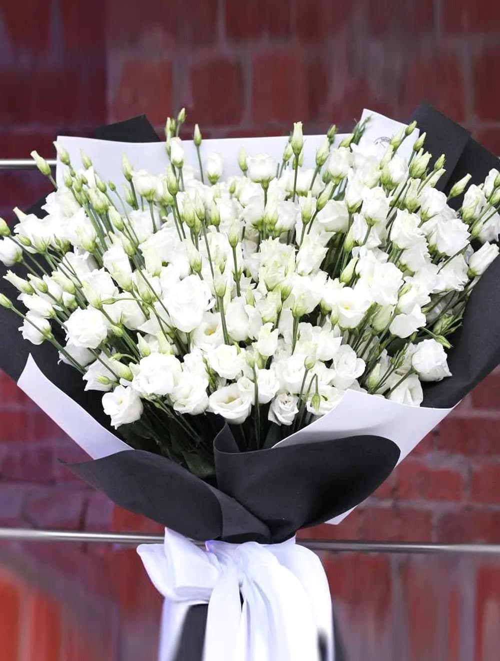 15 веток белой эустомы — купить в Сочи