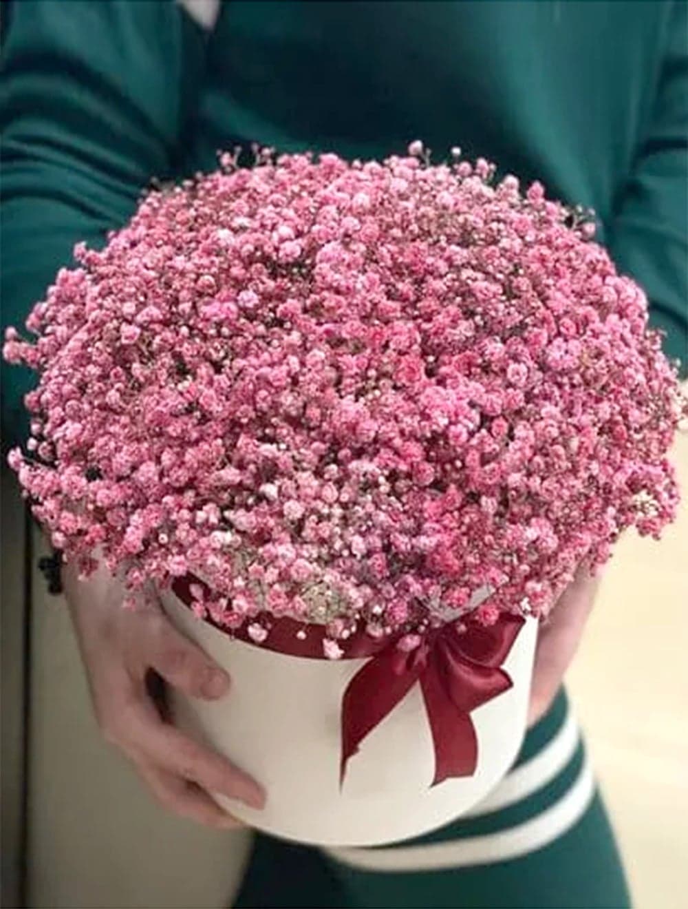 15 веток гипсофилы в шляпной коробке