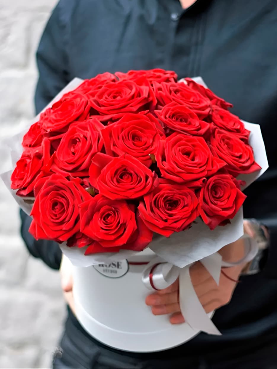 19 красных роз в шляпной коробке