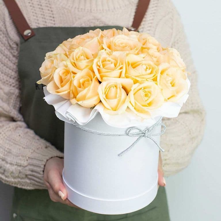 19 персиковых роз в цилиндре