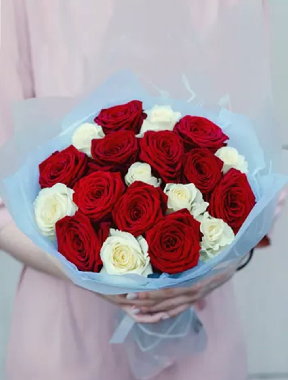 19 роз микс: красные и белые — купить в Сочи