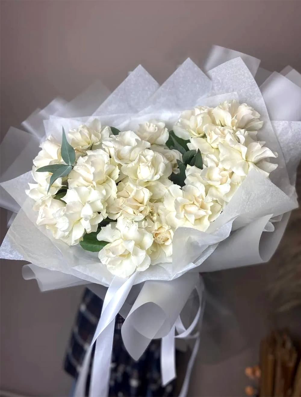 21 французская роза с эвкалиптом (цвет на выбор) — фото 1 — купить в Сочи