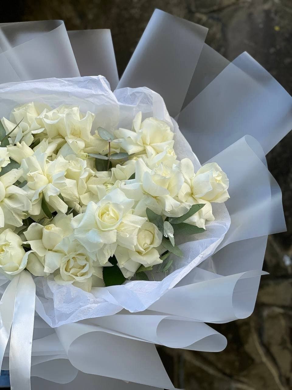 21 французская роза с эвкалиптом (цвет на выбор) — фото 2 — купить в Сочи — фото 2