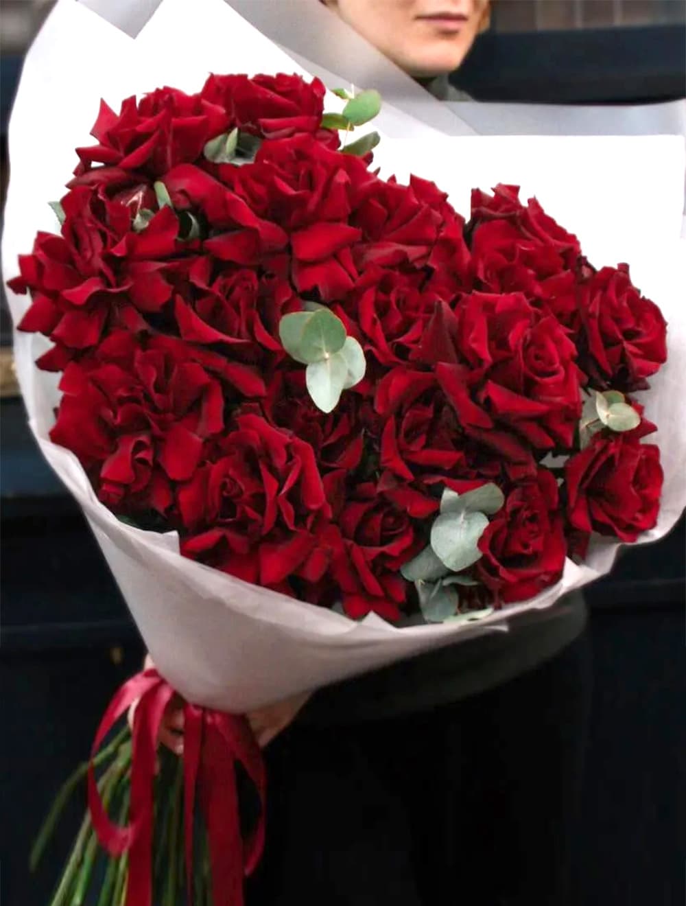 21 красная французская роза с эвкалиптом — фото 1 — купить в Сочи