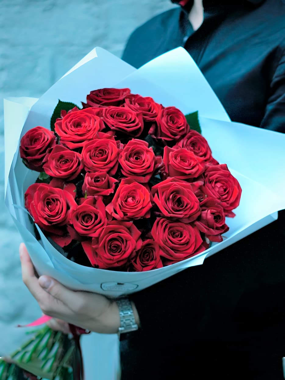 21 красная роза в белом — купить в Волгограде