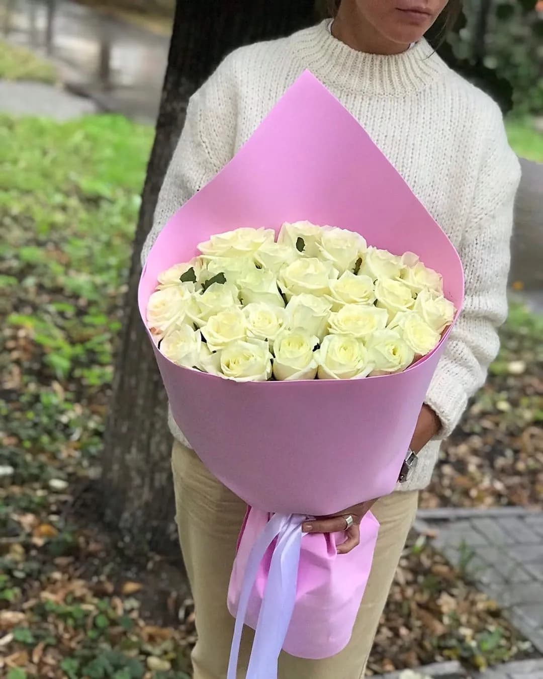 25 белых роз 60 см — купить в Сочи
