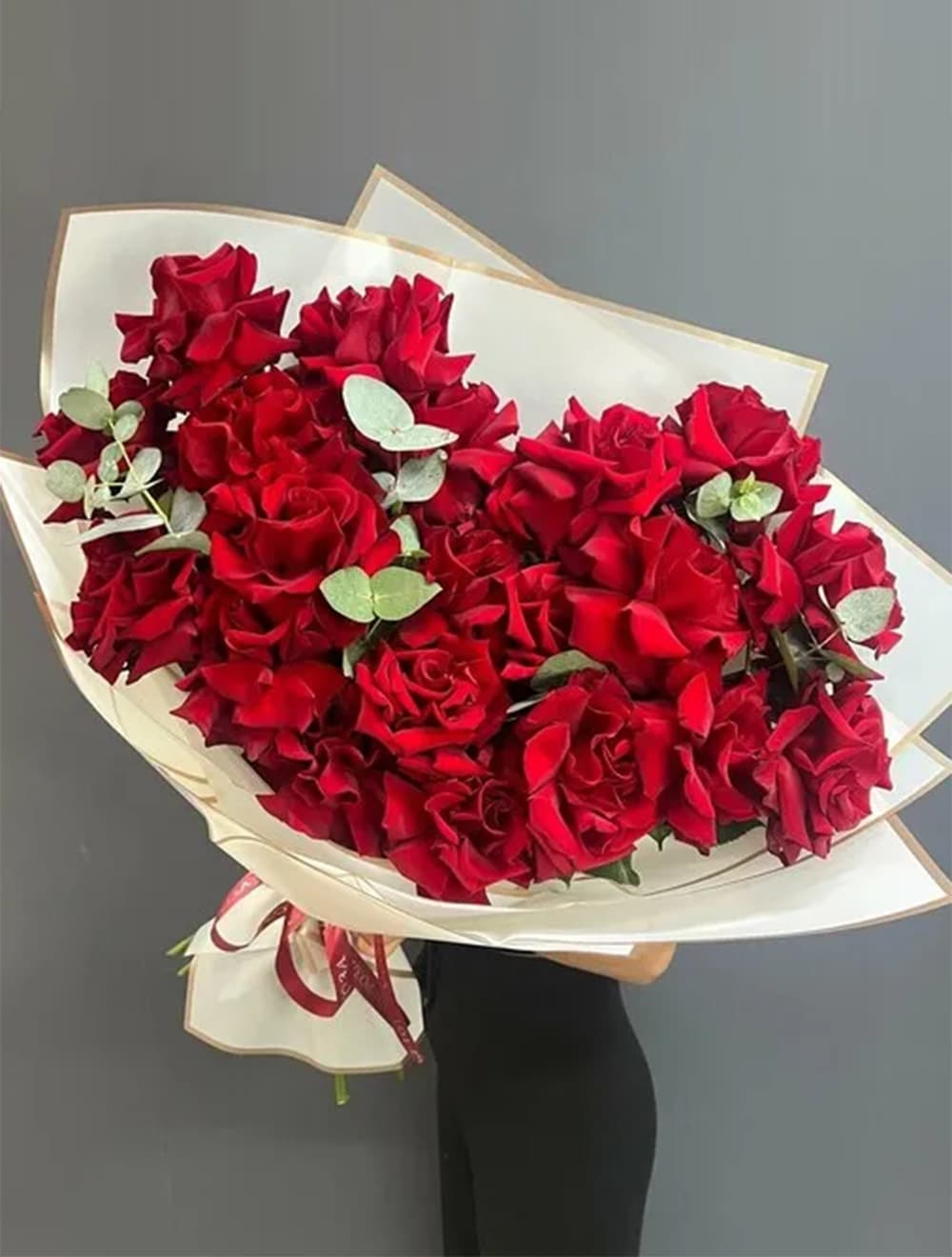 25 французских роз с эквалиптом (цвет на выбор) — купить в Сочи