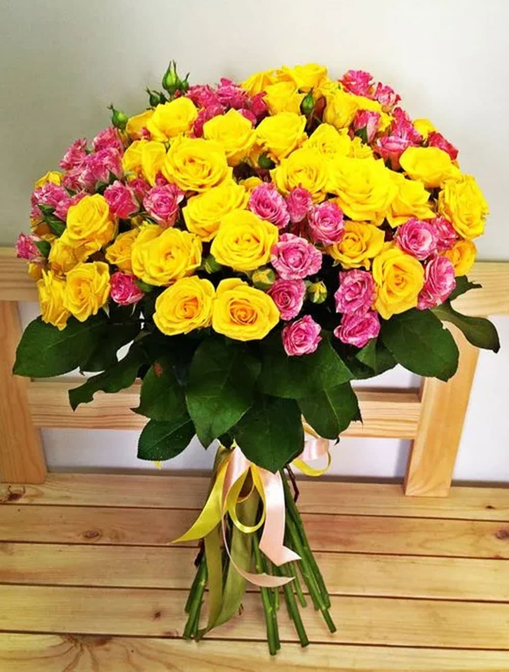 25 кустовых роз "Венеция" — купить в Сочи