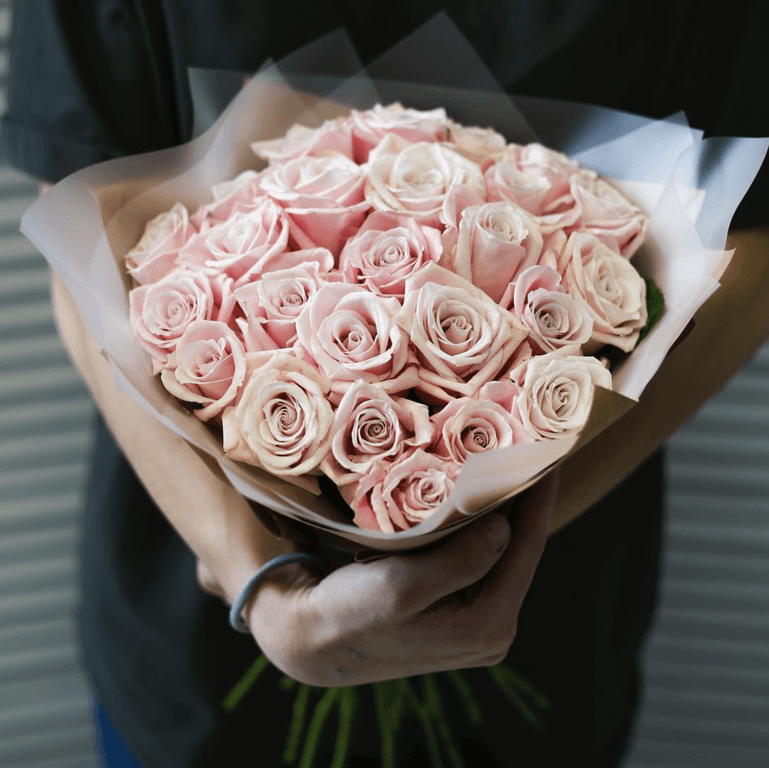 25 светло-кремовых роз