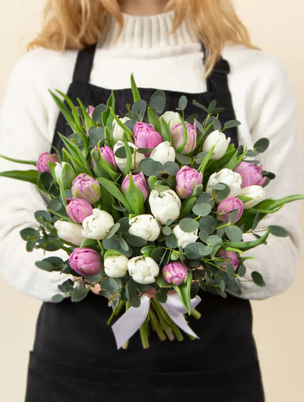 29 белых и сиреневых тюльпанов