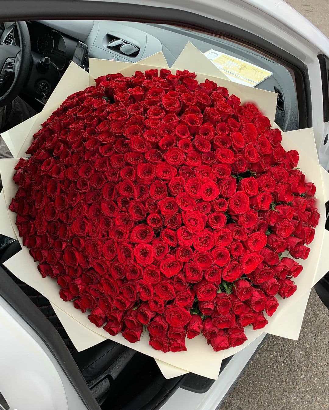 301 роза в оформлении — купить в Краснодаре