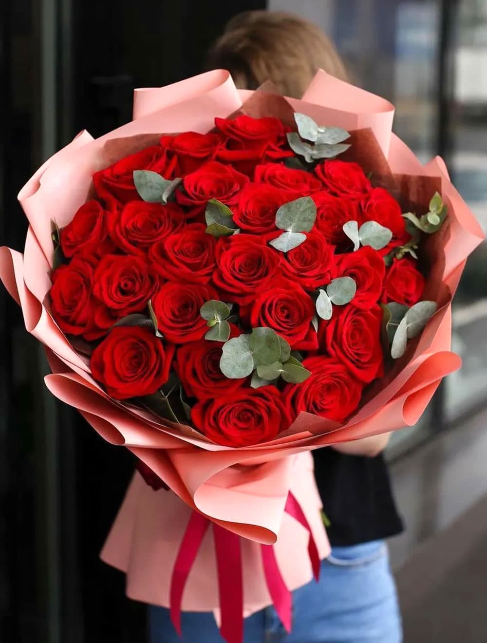 31 красная роза с эвкалиптом — купить в Сочи