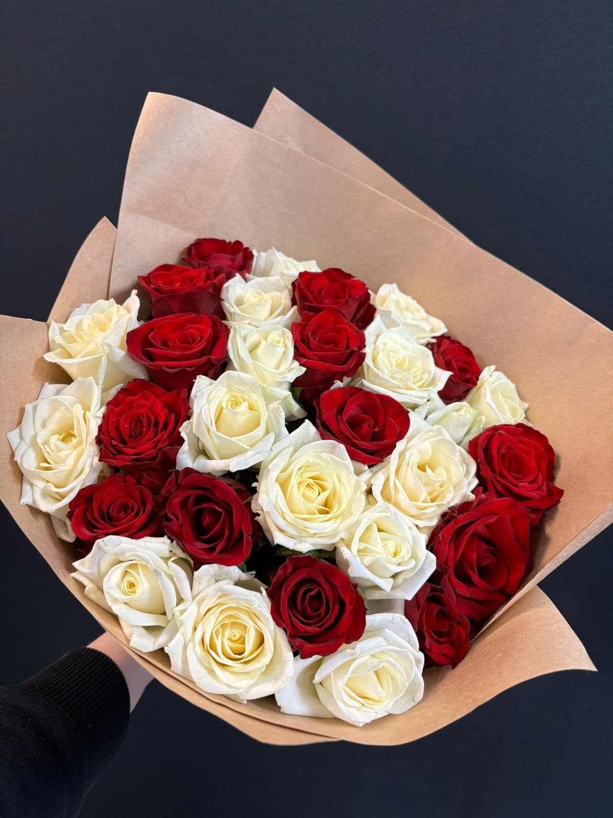 31 роза 40 см красная и белая — купить в Краснодаре