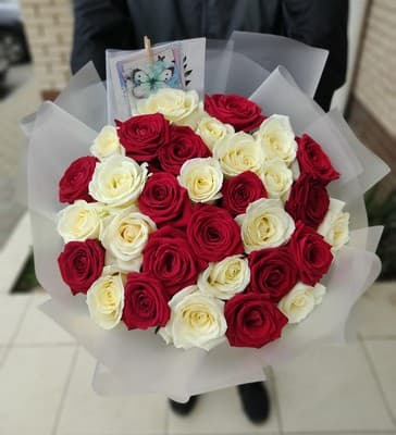 31 роза микс: красная и белая — фото 2 — купить в Краснодаре — фото 2