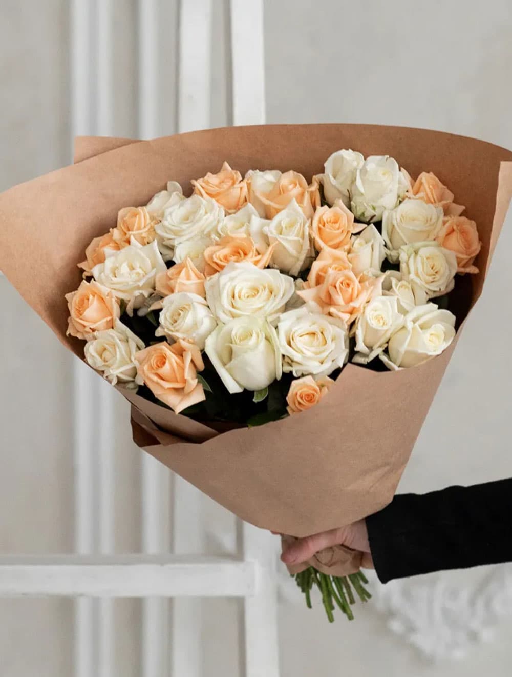 31 роза: персиковый микс