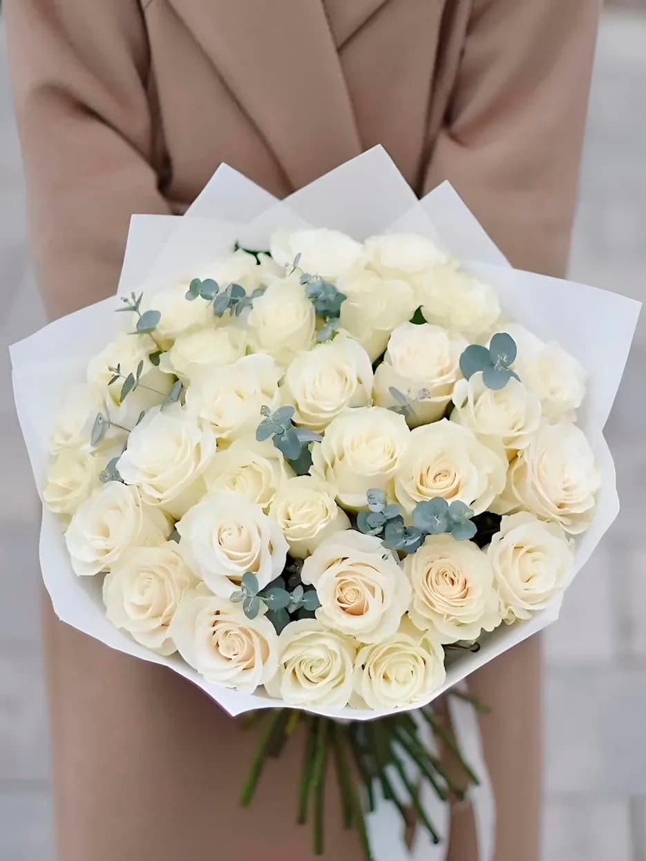 31 роза с эвкалиптом (цвет на выбор) — купить в Сочи