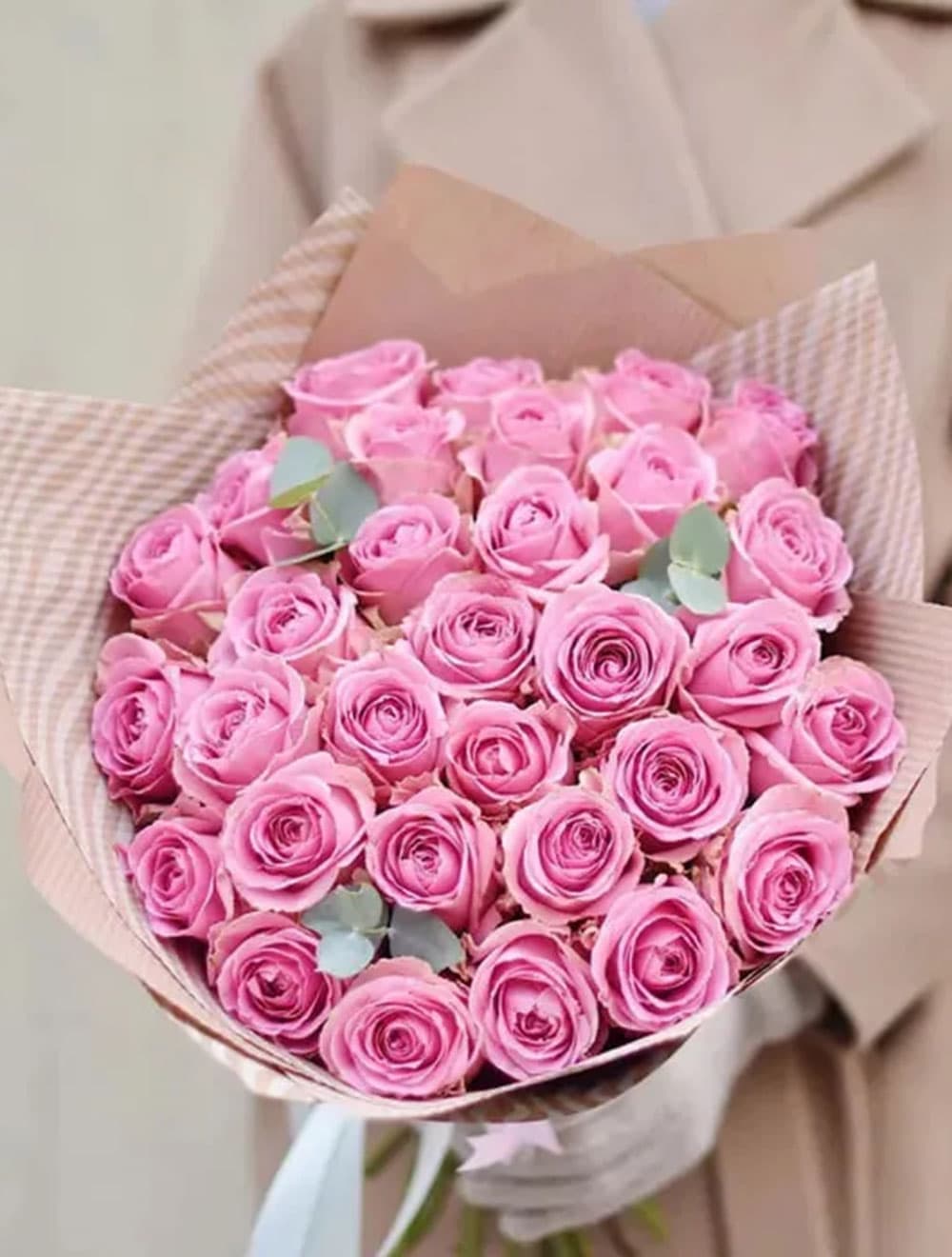 31 розовая роза с эвкалиптом — купить в Краснодаре