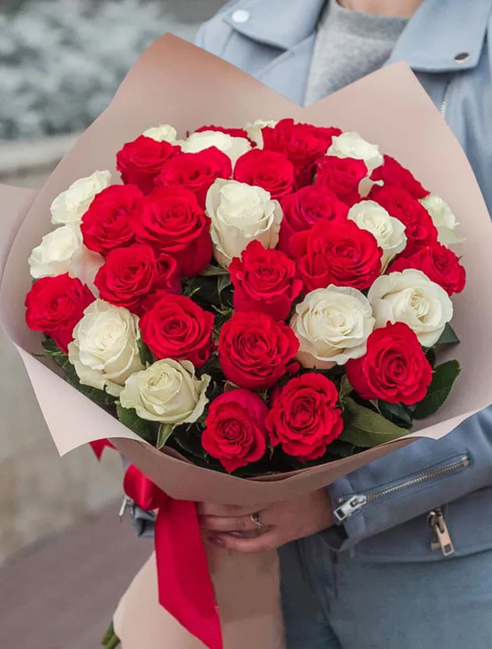35 роз микс: красные и белые