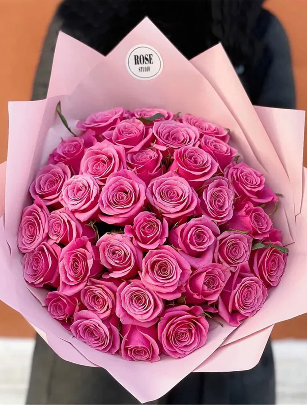 35 розовых роз — фото 1 — купить в Краснодаре