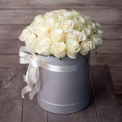 39 белых роз в шляпной коробке