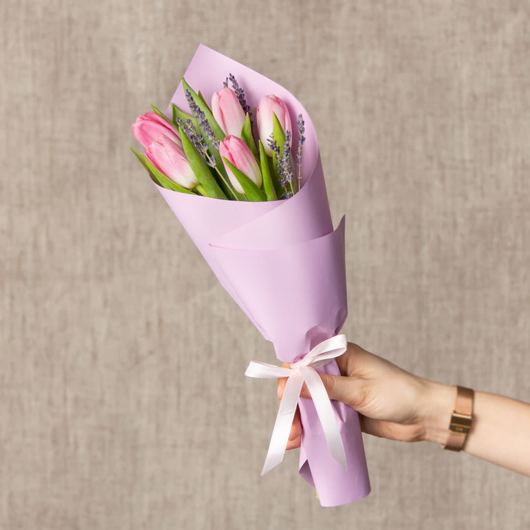 5 розовых тюльпанов с лавандой (цвет на выбор)