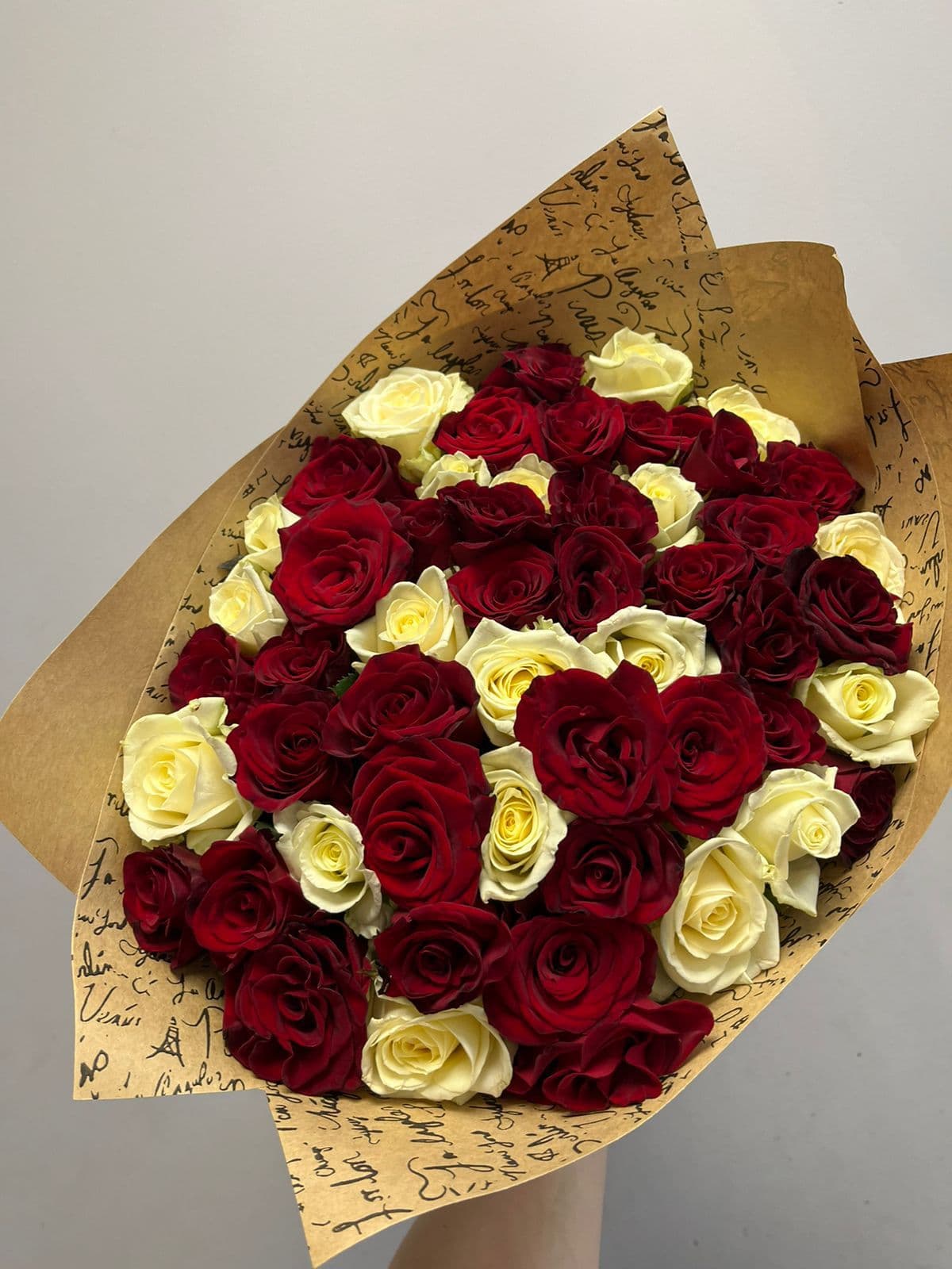 51 роза 40 см красная и белая — купить в Краснодаре