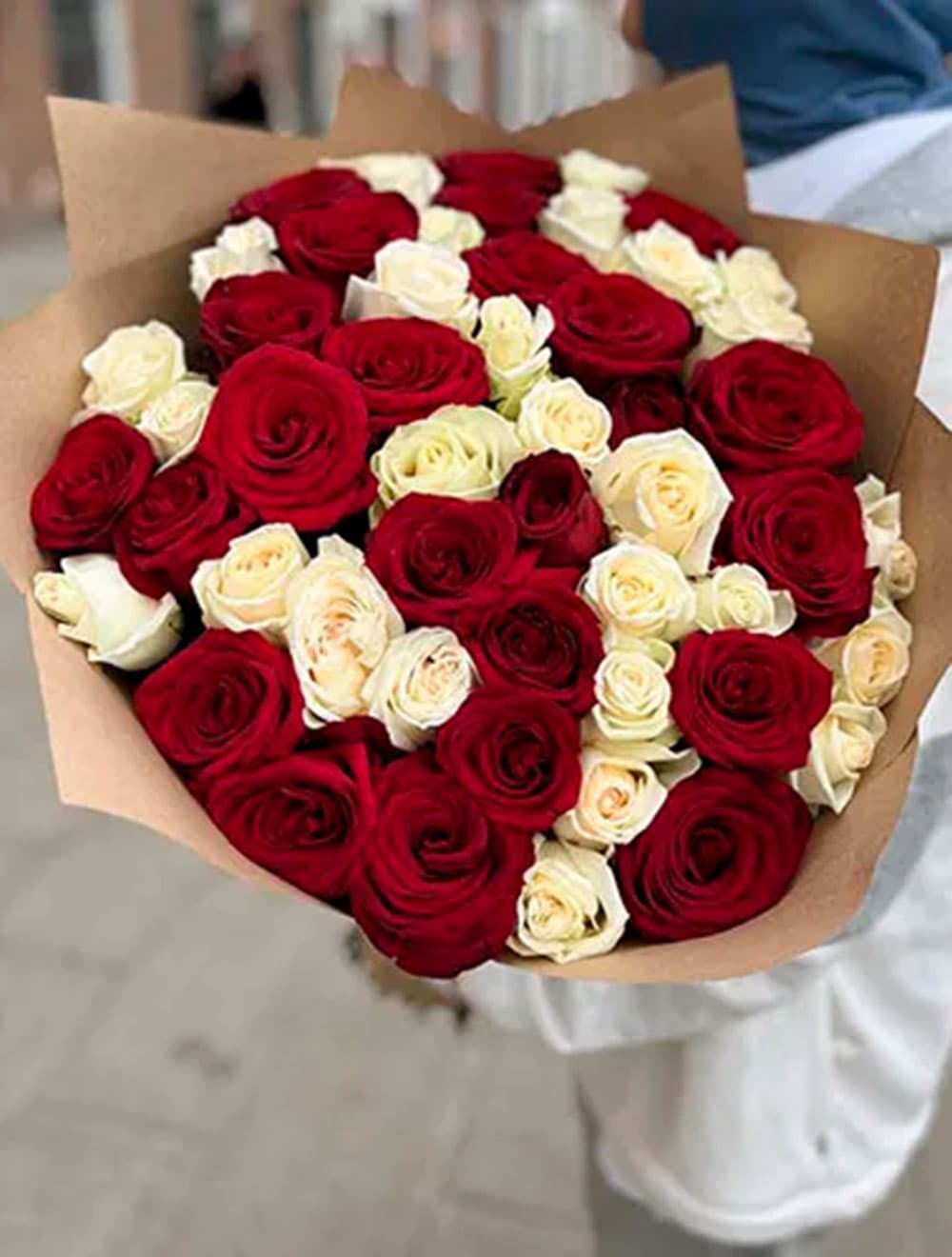 51 роза микс: красные и белые — купить в Краснодаре