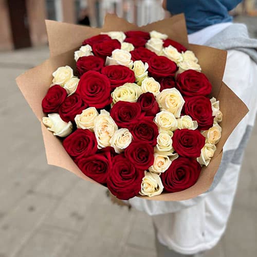 51 роза микс: красные и белые — купить в Волгограде