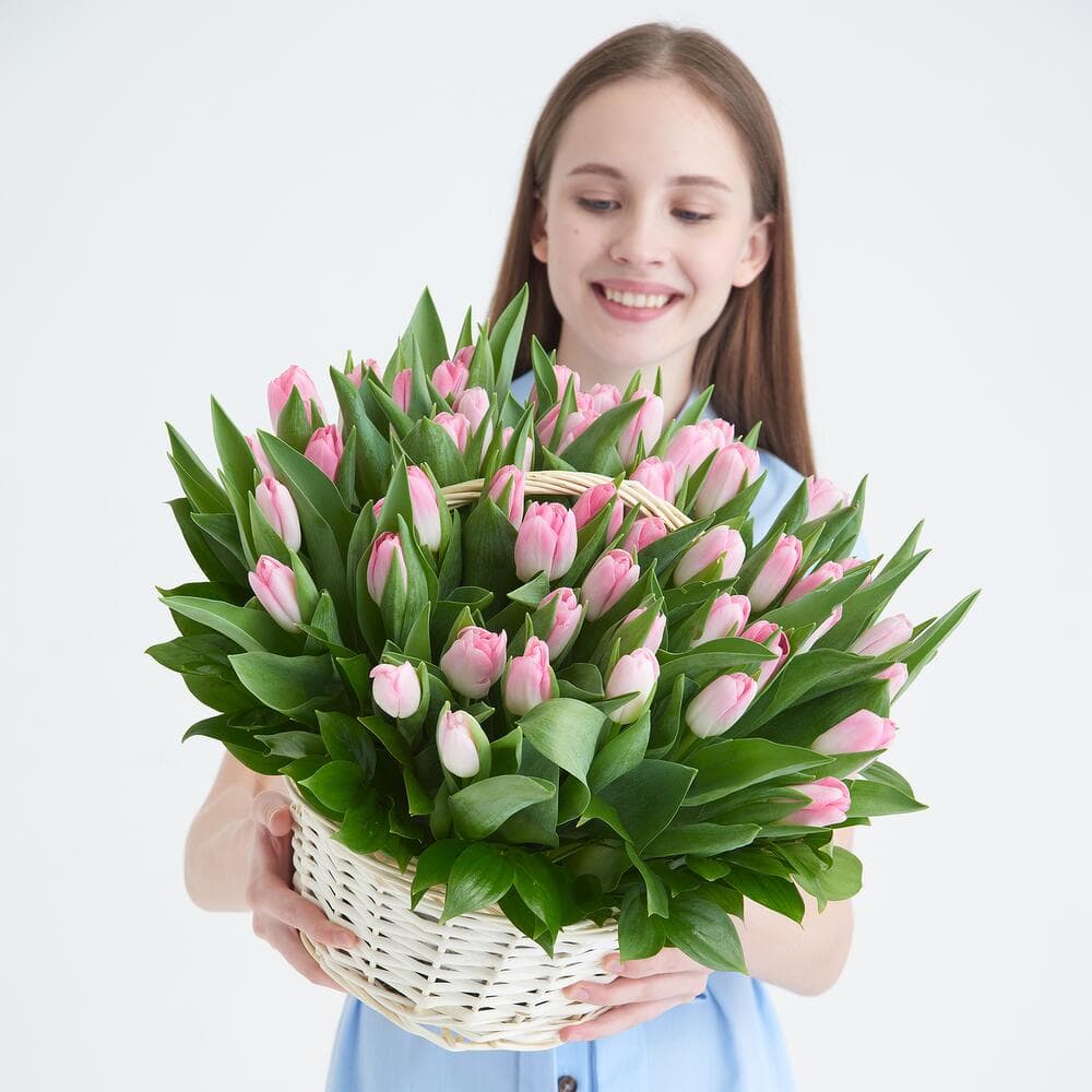 51 тюльпан в корзине