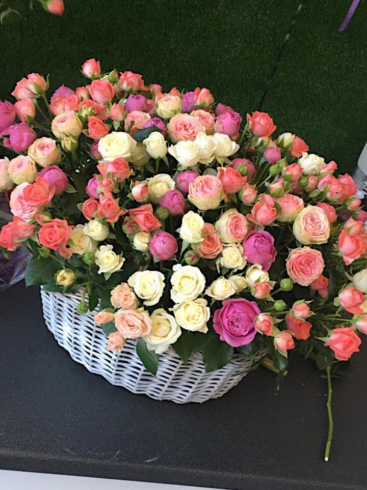 61 кустовая роза в корзине — купить в Краснодаре — фото 2
