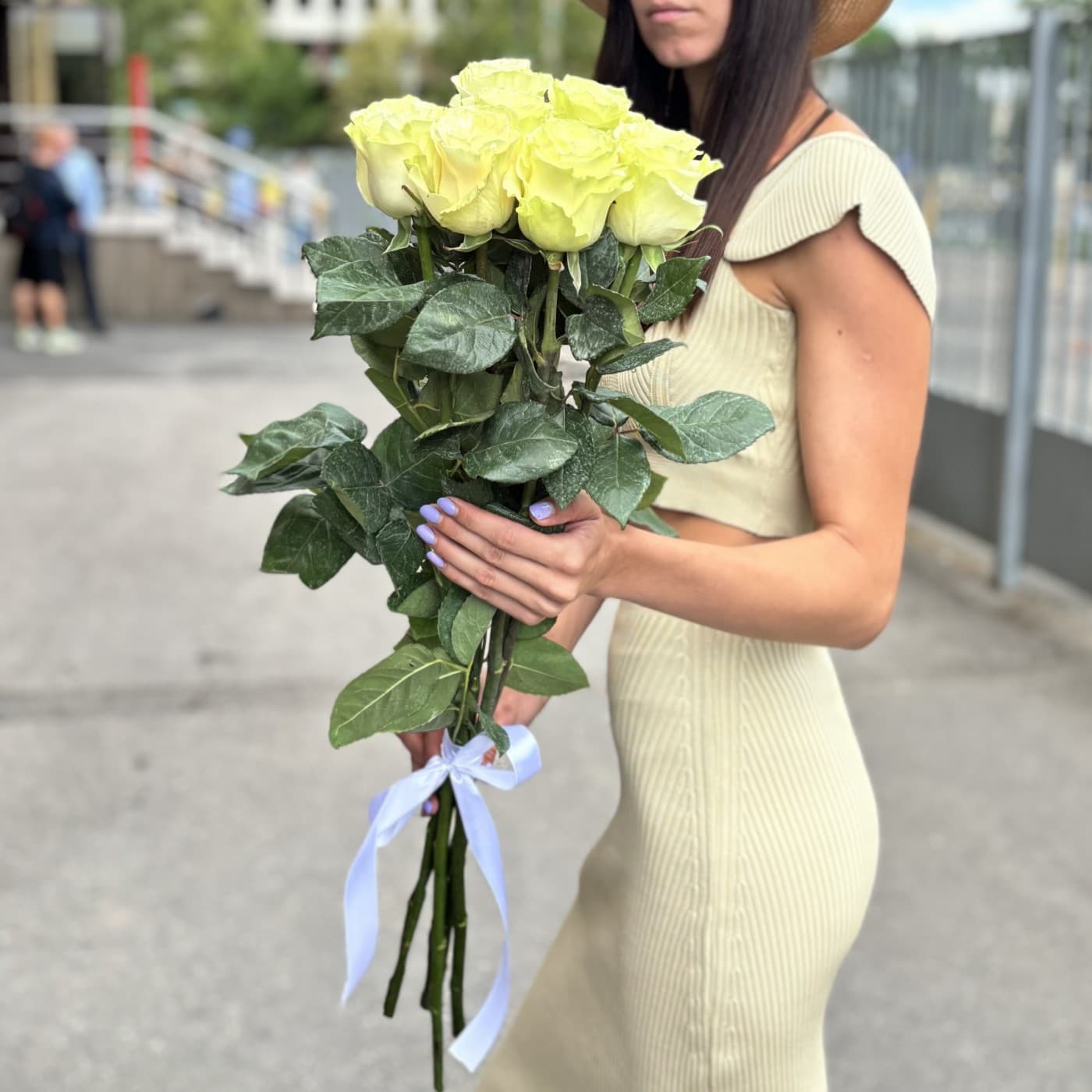 7 белых эквадорских роз 80 см — фото 2 — купить в Сочи — фото 2