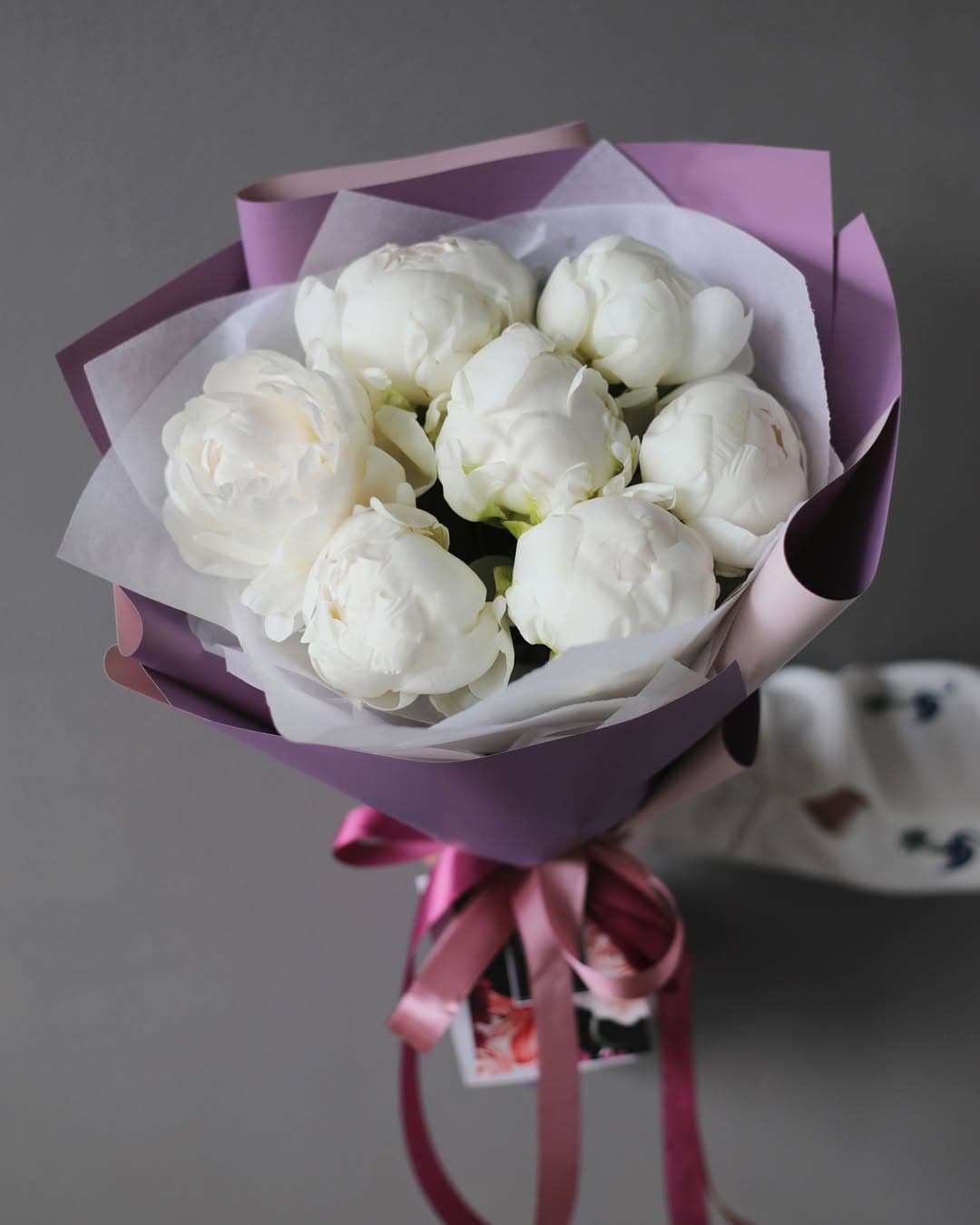 7 белых пионов