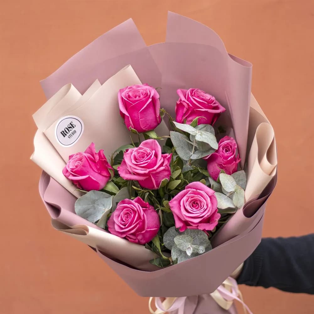 7 роз с эвкалиптом (цвет на выбор) — фото 1 — купить в Краснодаре