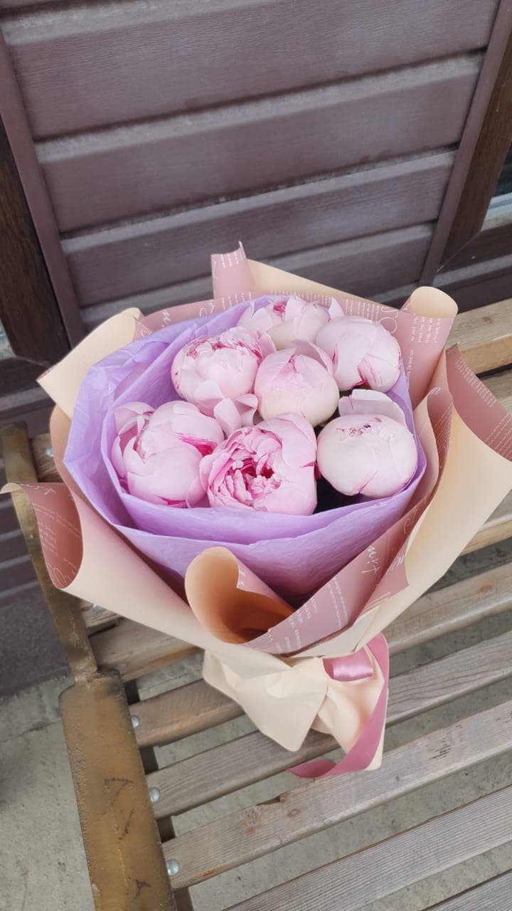 7 розовых пионов