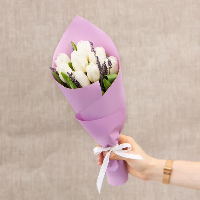 9 белых тюльпанов с лавандой