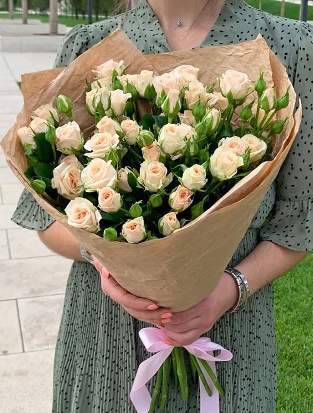 9 кремовых кустовых роз — купить в Сочи