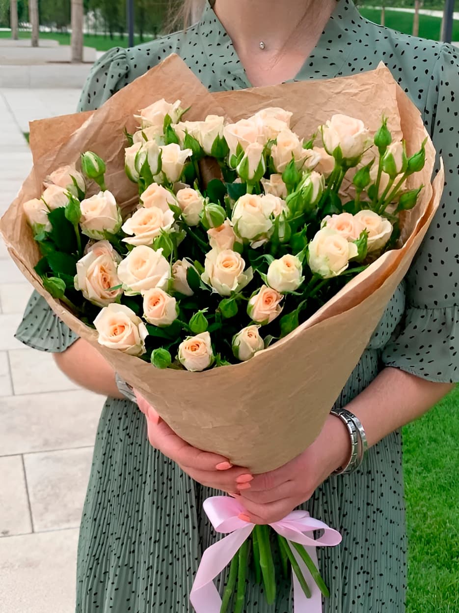 9 кремовых кустовых роз